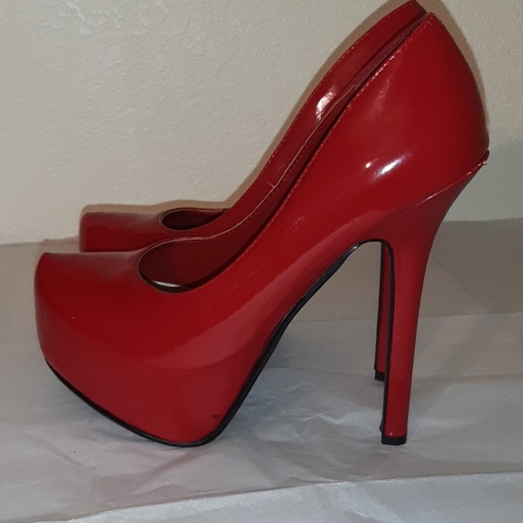 Red platform pumps size 6 1/2M - Picture 2 of 11